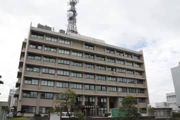 病死の兄を遺棄疑い、車上生活か　島根で双子の弟と母、書類送検