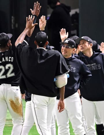 ロッテが13年ぶり開幕3連勝　珍プレーから決勝点　19歳木村はプロ初登板初勝利　ドラ1西川は3試合連続安打