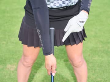 女子プロが実践！ドライバーを真っすぐ飛ばすコツは“両手を離して握る”