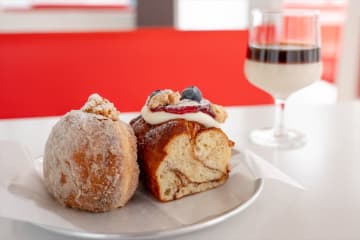 原宿の新名店「VAT BAKERY」。ここだけの焼きたてパンとあの名喫茶のメニューとは？