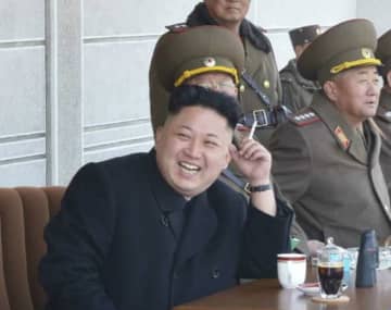 外では高級品、家では安物…紫煙の奥に垣間見える北朝鮮の階級社会