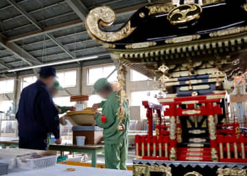 塀の向こうでみこし作り、「更生にうってつけ」と評価される作業内容は　富山刑務所謹製５８００基超、向き合う職員が伝えていること