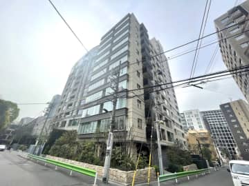 サンウッド赤坂氷川 2階｜「赤坂」駅・「溜池山王」駅徒歩6分。利便性の高い立地。アメリカ大使館宿舎の庭園を借景とした眺望。陽当たり・通風良好な角住戸。