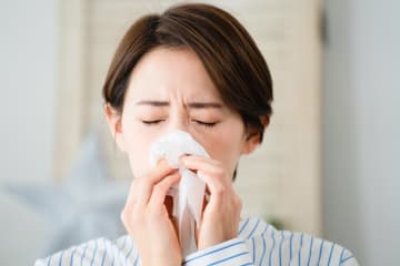 花粉やウイルス、細菌も洗い流す！ 花粉症対策に始めたい「鼻うがい」の方法と痛くならないコツを医師が伝授