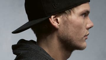 アヴィーチーのベスト盤発売記念、日本初の「AVICII POP-UP SHOP」開催決定