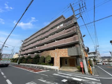 クレッセント多摩川 1階｜「矢口渡」駅徒歩9分。多摩川河川敷まで徒歩3分。マンション前にコンビニあり。専用庭・ポーチ付きの南西角部屋4LDK
