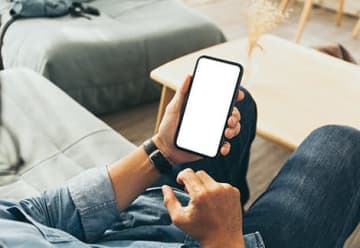 デート中にカウンターで光った男のスマホ。LINEの着信を無視した男に対し、女が思ったコトは…