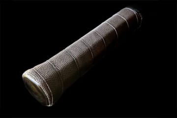 オーバーグリップなんかもういらない！サラサラなのに滑らない「天然皮革グリップ」の新世界【MONTHLY TENNIS GEAR SELECTION TENNIS EYE】