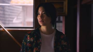 孤独を抱える脚本家と少年が垣間見る、忘れられた記憶の断片　「くまをまつ」公開決定