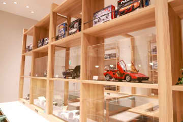 世界初！ディアゴスティーニの完成品が展示された「デアゴスティーニ カフェ Produced by CROCE&Co.」がイオンレイクタウンkazeにオープン