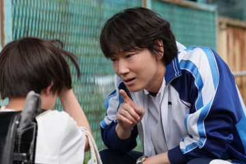綾野剛が教え子に口止め促す姿　息子を抱きしめて涙を流す柴咲コウも　「でっちあげ」場面写真