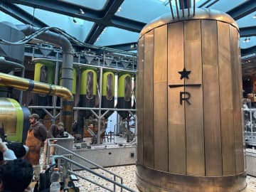 【世界に6店舗のみのスタバ！しかも元郵便局】コーヒー王国のイタリア・ミラノで豪華ですごすぎるスタバ実録ルポ｜限定グッズも