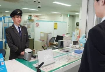 小田急「下北沢駅」窓口に京セラ開発の字幕表示システム 本格運用開始