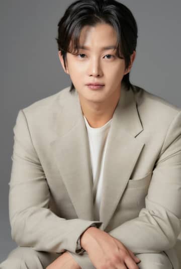 【韓国ドラマ】『太陽の末裔』『都会の男女の恋愛法』のキム・ミンソクが最新作でミリタリーオタクのトップアイドルに？！独自の色を持つ演技派の素顔に迫る〈インタビュー・前編〉