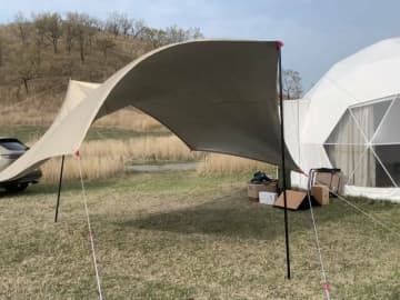 危なすぎる！　キャンプ中の「春の嵐」　飛ばされ＆あおられ絶対NG「テント・タープ」 必須の“風”対策 3選！