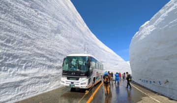 2025年の高さは16m！圧巻の雪の壁を体感できる「雪の大谷ウォーク」がスタート｜立山黒部アルペンルート