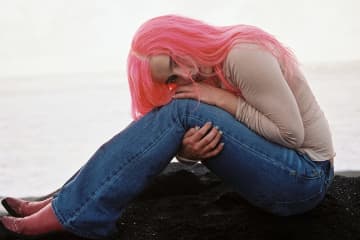 アディソン・レイ、近く発表予定のデビュー・アルバムから新曲「Headphones On」のミュージック・ビデオを公開