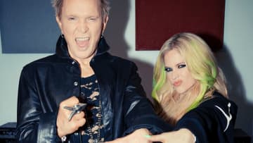 ビリー・アイドル、米人気番組『ジミー・キンメル・ライブ!』でアヴリル・ラヴィーンと共に披露した「77」の映像が公開