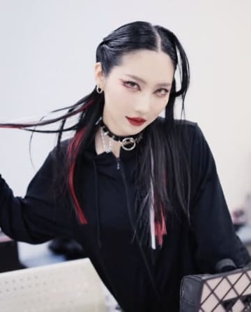 「鼻血出ちゃいそう」ファーストサマーウイカ、網タイツ×レザーの"攻め"スタイルに「ウイカ様セクシーすぎる」「攻めてる！」