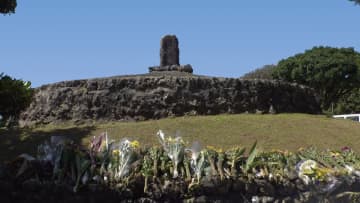 戦後80年を迎える沖縄　慰霊碑が林立する丘　死者の魂に祈り続ける花売りのおばぁ　「摩文仁」公開決定