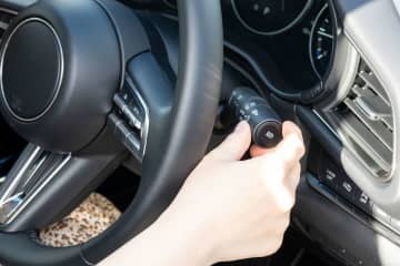 曲がる直前は違反！？　ウインカーっていつ出すのが正解か知ってる？