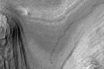 NASA、火星探査ローバー「キュリオシティ」の走行模様を軌道上から初撮影