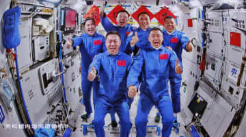 神舟２０号乗組員、宇宙ステーションに入る　１９号と合流