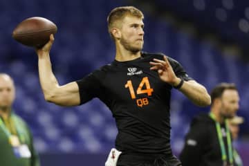 QBカーの先行きが不透明な中、セインツがドラフト2巡目でルイビル大学のタイラー・ショウを指名