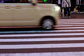横断歩道の上に止まってるクルマが邪魔！違反にならないの？