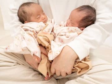 「指もなかったんや」妊娠中にわかった、右足がなく、左足は先天性内反足のわが子。産後にわかったさらなる障害に、夫婦は…【けんじとあかりインタビュー】