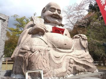 ご利益「10億円当選」も！ 「日本一の福」授かる「投げ銭」に絶対必要なものとは？　巨大布袋尊の寺で春登山！
