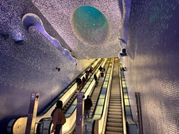 【世界一美しい地下鉄】イタリア・ナポリは駅そのものがアート！？各駅停車で降りたい「アート駅巡り」の旅へ