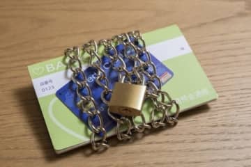 被害者なのに、口座凍結のリスクも？ 新たな詐欺対策案を元検事の弁護士が批判