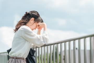 「息子は騙されてる…」暴走して息子の恋愛に首を突っ込んだ母が心の底から「後悔したこと」