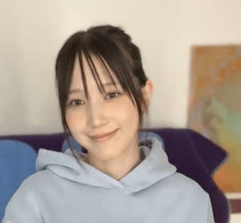 本田翼の"絶対領域"チラリに大反響！　チェック柄ミニワンピ×ハイソックス姿披露「たまんなく可愛い」「AI？歳とらないの」