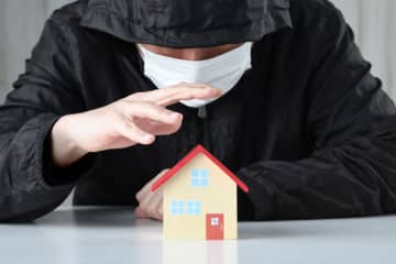 もし家に空き巣が侵入したら…『絶対やってはいけない』危険行動５選！