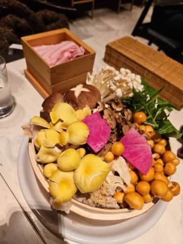 うつぼ公園からすぐ!カラフルな野菜ときのこを食べる｢薬膳スープ｣のお鍋