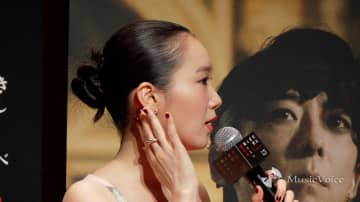 飯豊まりえ、美デコルテ映えるキャミワンピ　『岸辺露伴－』懺悔室「出られました！」