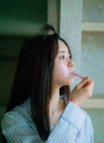 乃木坂46筒井あやめ、パジャマ姿で窓越しに海を見つめる「時間を忘れてしばらく眺めていました」　全国9カ所で開催されるパネル展のテーマも発表