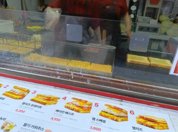 【韓流・韓国旅行】人気ドラマにも登場した韓国の路上グルメ「屋台トースト」店を探して久しぶりに食べてみた