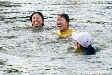 「においが…」西郷真央が18番グリーン脇の池へ大会恒例“ビクトリーダイブ”