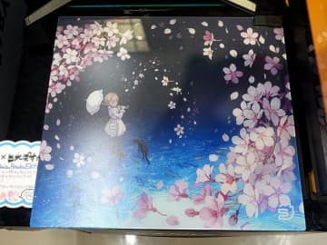 『約ネバ』作画の出水ぽすか氏描き下ろしイラストのガラス製マウスパッド
