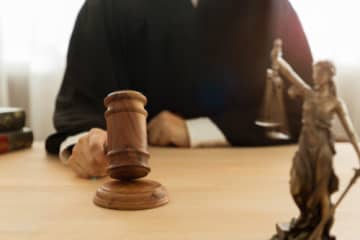 裁判官が黒い法服を着る理由とは？厳粛な法廷を支える服の正体に迫る
