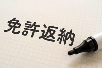 77歳男性 免許納後に軽トラ運転し事故 SNSで『車も廃車にしろ!』の意見に疑問の声「単純に車廃車にしろって言うやつはバカなの?家に閉じ込めてても認知症リスクが上がるだけ」「娘・息子世代からすると、バスに乗りやすくして別の方法で外出を促すなど行政も力を入れて取り組んでほしい」