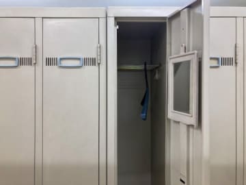 「ダメだろこれ」更衣室に「盗難注意」の張り紙がある職場　鍵付きロッカーもなく、見切りをつけた男性