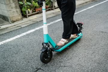 15歳の子どもに「電動キックボード」をプレゼントしてもよい？ 見落としがちな「道路交通法」をチェック！