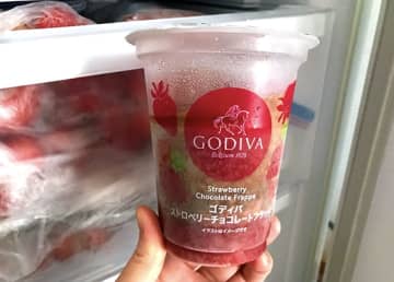 ファミリーマート「ゴディバストロベリーチョコレートフラッペ」498円は冷凍庫ストック必至！ あの極上ゴディバフラッペがおうちで自由に再現、先にアイスだけスプーンでも◎