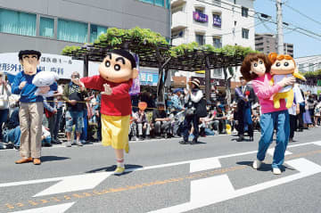 しんちゃん一家も登場　フジで満開の通りをにぎやかにパレード　埼玉・春日部で「藤まつり」　街路樹としては日本一の長さを誇る「ふじ通り」で多様な催し
