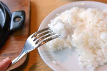 「フォークの背にライス」「手土産のときの決まり文句」…当たり前だと思っていた“昭和の常識”3選【4月29日は昭和の日】