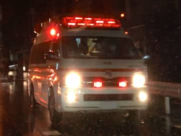 男性死亡…バイクを運転中に突っ込む　深夜11時前、道路左側の植え込みに　見通しの良い直線、目撃した女性が通報「単独の事故」　バイクが衝突した理由は不明